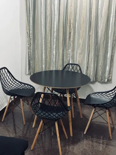 Conjunto Mesa de Jantar + 4 Cadeiras - R$ 700