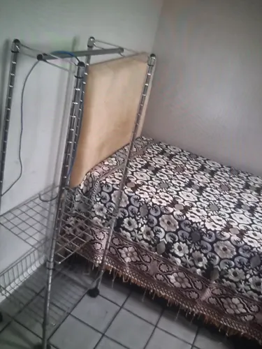 Quarto mobiliado , água, luz Internet.