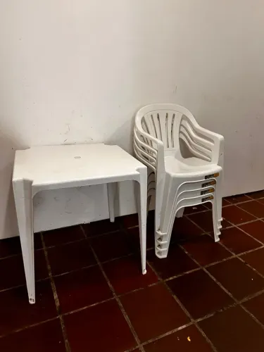 KIT MESA COM 4 CADEIRAS COM APOIO DE BRAÇO