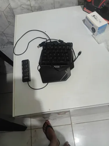 Teclado de uma mão mas adaptador 