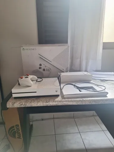 Console Xbox One S 1TB com 5 jogos e Capa Antipoeira