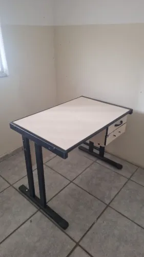 Mesa de Escritório com 2 Gavetas - Usada