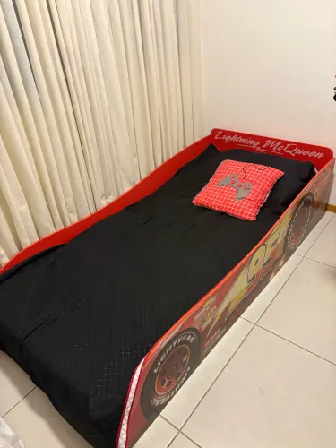 Cama infantil e móvel para brinquedos