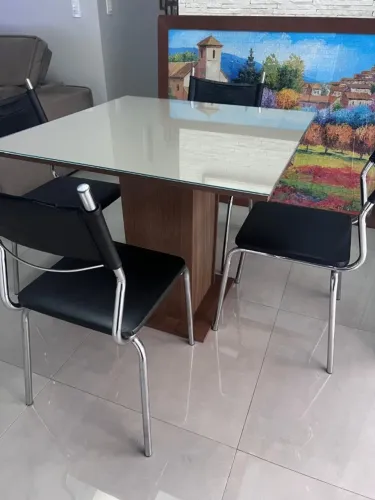 Mesa de jantar com 4 cadeiras