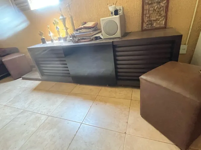 Rack para tv em madeira de lei com gavetas divisórias