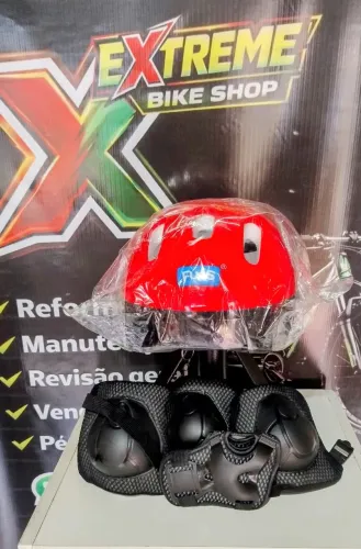 Capacete infantil com proteção joelheiras e cotoveleiras