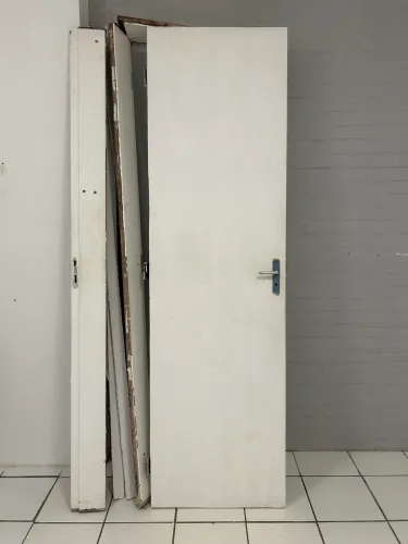 Porta de Madeira Completa com Batente e Fechadura - Ótimo Estado