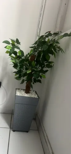 Vaso ornamental com planta artificial
