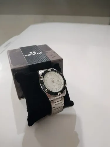 Relógio Seculus prata com detalhes pretos. Sem bateria, precisa de bateria nova.