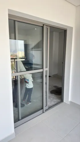 Porta de Correr e Janela de Alumínio com Vidro - Novas