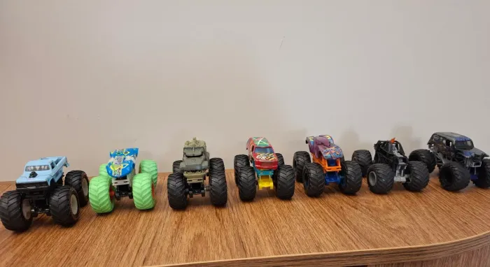 Lote com Monster Trucks Hot Wheels
