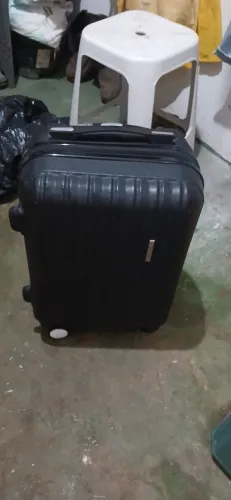 Mala peguena com avaria ne uma rodinha mais da pra usa 