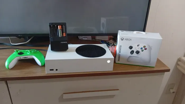Vendo Xbox série s com 2 controle mais 320 jogos digitais na conta
