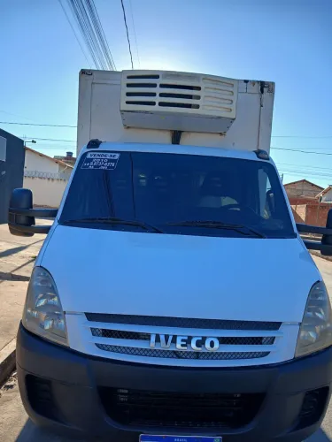 Caminhão baú refrigerado