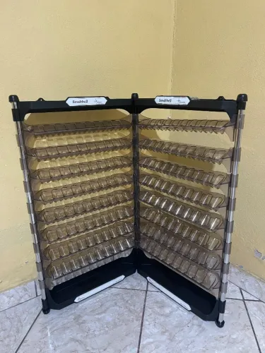 Expositores de esmaltes. Barbada. Novíssimos. Dobráveis. Pode-se colocar na parede.