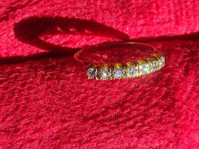 Joia belíssima ouro amarelo 18k com 7 pedras de diamantes com 6 pontos cada