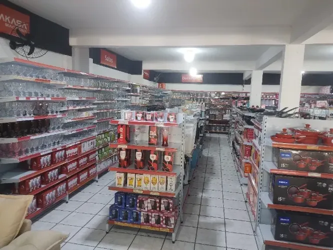 Gôndolas e caixa, produtos, utilidades para o lar.