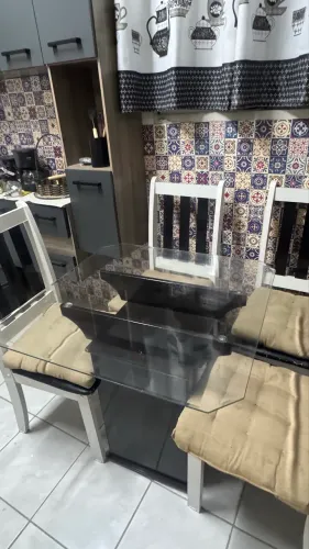 Mesa quatro cadeira de vidro 