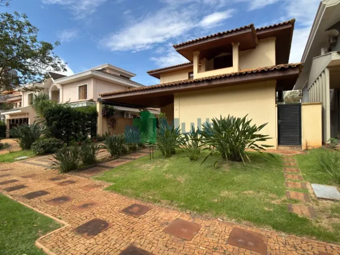 Sobrado em Condomínio para Aluguel Condomínio Monterey 320,00 m² 4 Quartos, 2 Suítes, 5