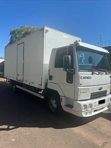 Caminhão Cargo 815 com baú