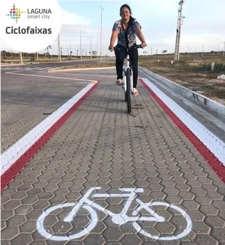 TERRENO LAGUNA 250 M² NA AVENIDA COM ESTACIONAMENTO NA FRENTE