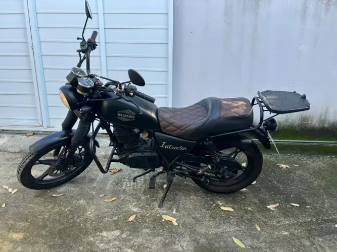 Suzuki Intruder 125 2011 Preta Custom
