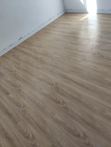 Instalador de pisos vinílicos e laminados