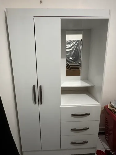 Guarda-roupa semi novo.