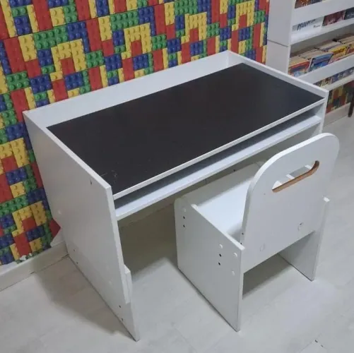 Escrivaninha infantil