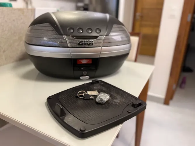Baú GIVI Monokey V46 46L com Base, Chave e Encosto para Garupa