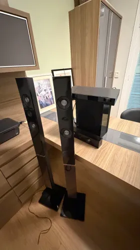 Home theater com duas caixas torre