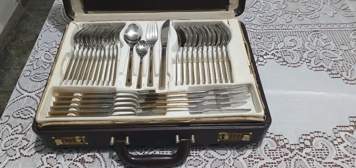 Kit Faqueiro Talheres com Maleta 67 Peças em Inox com Detalhes Folheado a Ouro. <br>