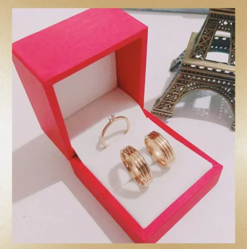 Par de Alianças Trad. Chanfradas c Frisos 5mm Ouro18K Banho + Solitário. Promoção Hoje!
