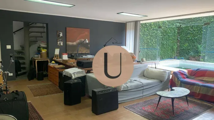Oportunidade Única: Arquitetura Sólida com Potencial Ilimitado em Rua Fechada