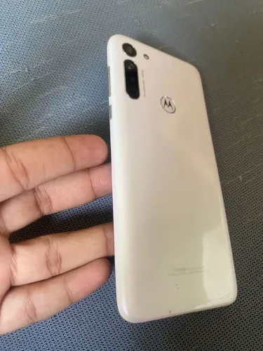 Smartphone Motorola g8 na cor branca