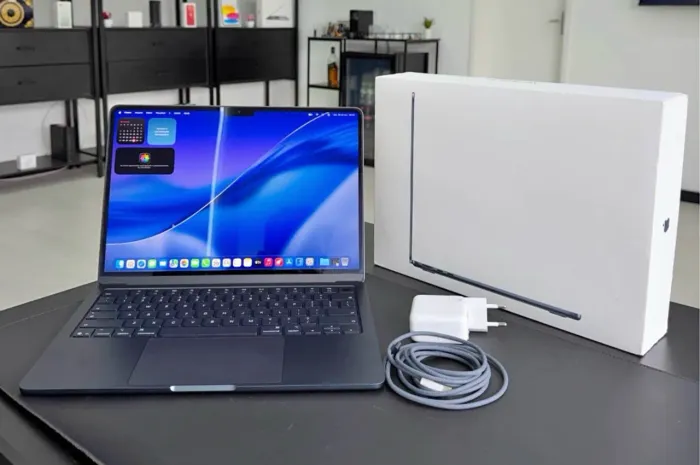 MacBook Air M2 16GB / 256GB