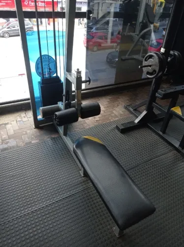 Puxador com remador | Academia musculação