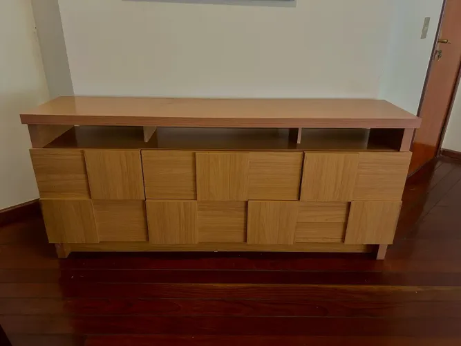 Vendo esse aparador de madeira com com duas portas e gavetas