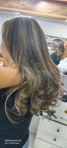 Precisa-se de cabeleleira para trabalhar