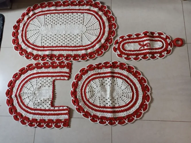 Jogo de Banheiro Crochê Vermelho e Cru Completo (4 Peças)