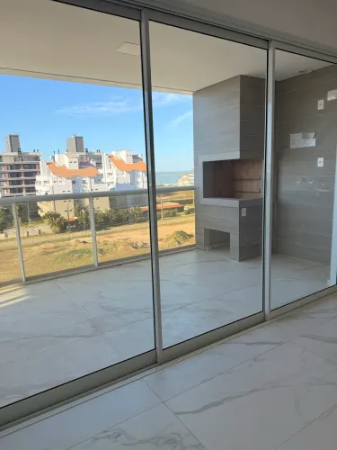 Vendo porta de vidro e alumínio branco medindo 3,60m de largura, 2,40 altura.