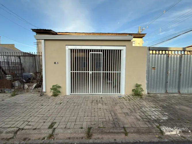 Casa com 2 quartos para locação no Umbará