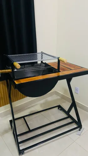 Churrasqueira com espeto giratório elétrico
