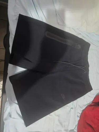 Bermuda nike tech fleece preta, tamanho G, nunca usada.