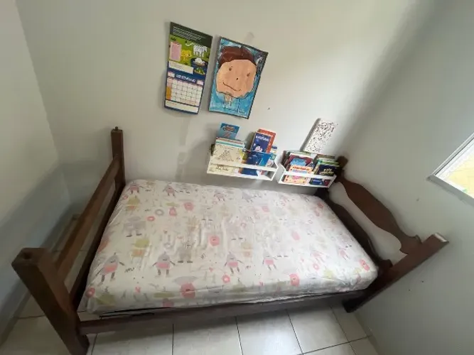 Cama de solteiro em madeira maciça
