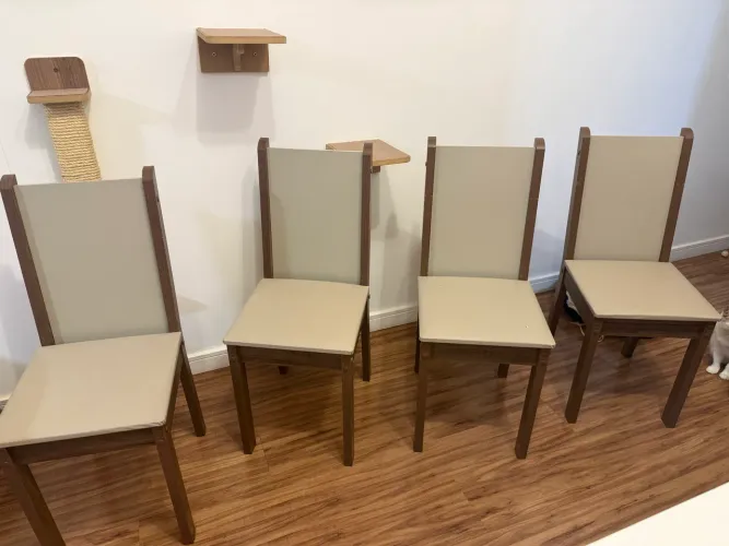 Vendo 4 cadeiras mesa de jantar simples
