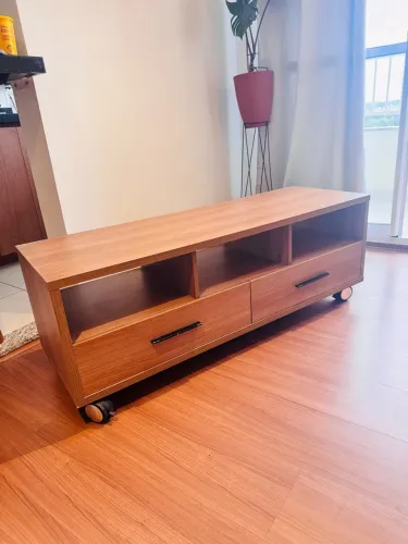 Vendo: Rack de tv, madeira macia, ótimo estado de conservação L130cm x A40cm x P45cm