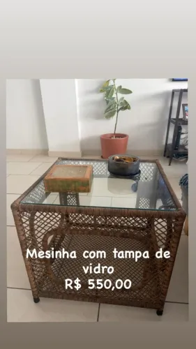 Mesa com tampa de vidro