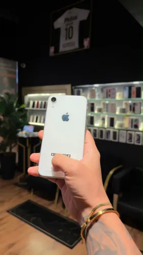 IPHONE XR - 64GB