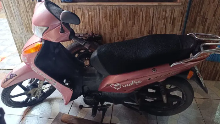 Moto biz 100ES cor Rosa Goiaba